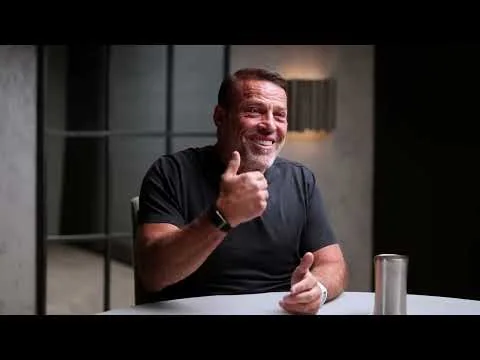 Tony Robbins in an interview published by The Diary Of A CEO en Tony Robbins.
